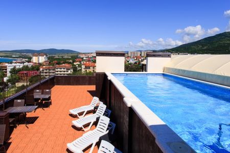 Бассейн на крыше отеля